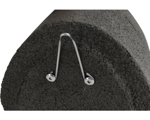 Detailansicht eines Vogelfutterhauses mit Aufhängevorrichtung.