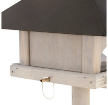 Detailansicht eines Vogelhauses mit Dach