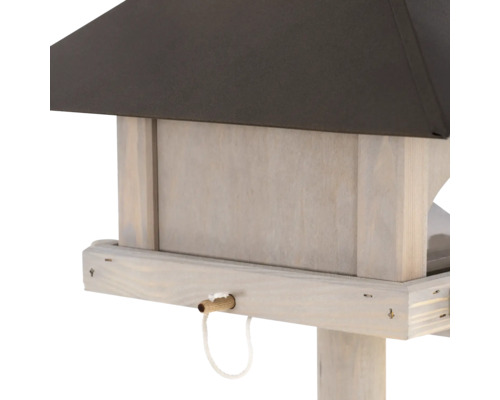 Detailansicht eines Vogelhauses mit Dach