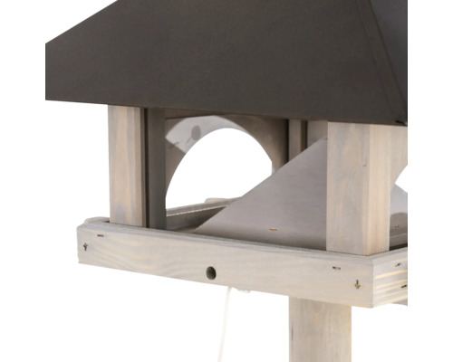 Detailansicht eines Vogelhauses mit Dach