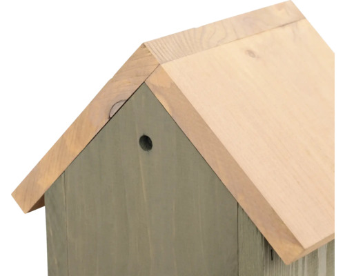 Detailansicht eines Vogelhauses mit Holzdach und Einflugloch