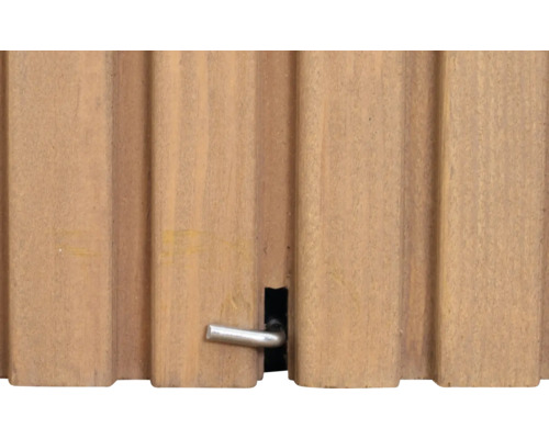 Nahaufnahme eines Zaunelements mit Schloss