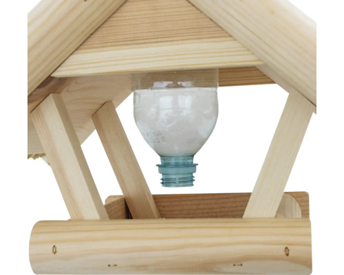 Detailansicht eines Vogelhauses mit Futterbehälter aus Kunststoff