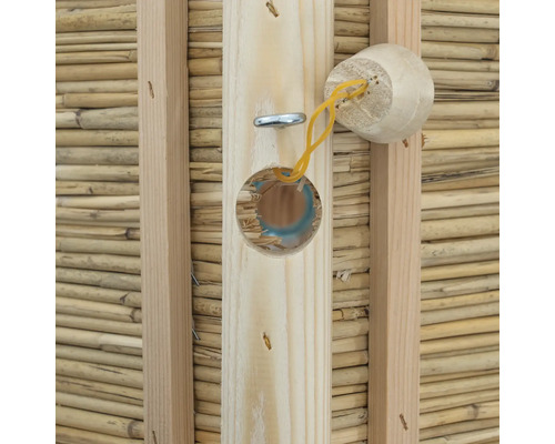 Detailansicht eines hölzernen Insektenhotels mit Zugband