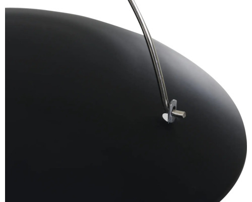 Detailaufnahme einer schwarzen Feuerschale mit Aufhängung