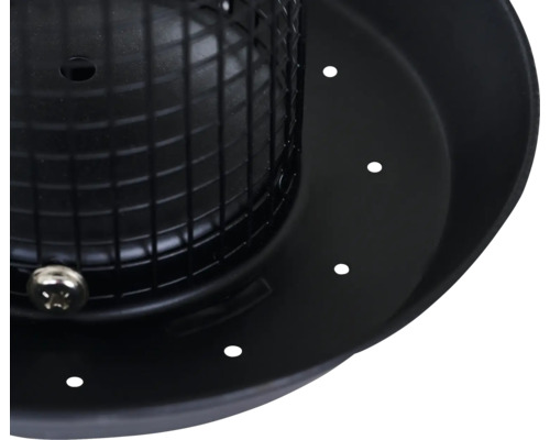 Detailansicht einer runden, schwarzen Abdeckung mit Löchern und einem Gittereinsatz