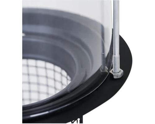 Detailansicht eines runden Grills mit Schutzhaube und Schrauben