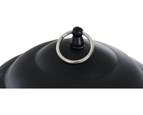 Detailansicht einer schwarzen Aussenleuchte mit Aufhängering