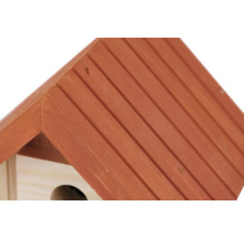 Detailansicht des Daches eines Vogelhauses aus Holz