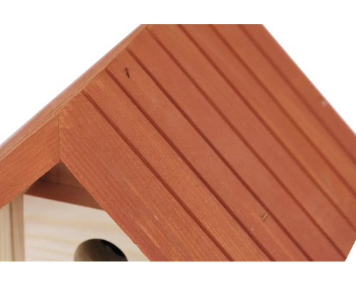 Detailansicht des Daches eines Vogelhauses aus Holz