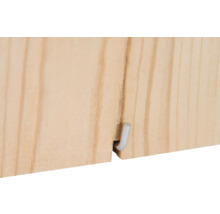 Detailansicht einer Holzplatte mit einem eingelassenen Haken
