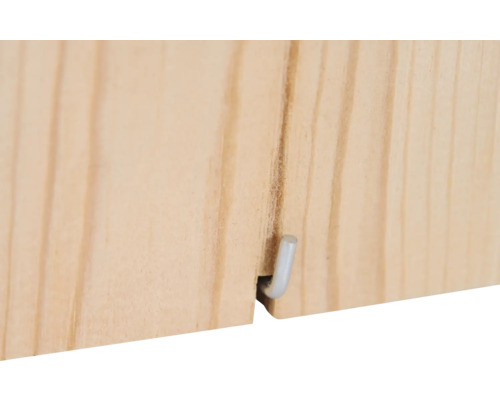 Detailansicht einer Holzplatte mit einem eingelassenen Haken