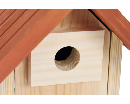 Detailansicht eines Vogelhauses mit rundem Eingangsloch