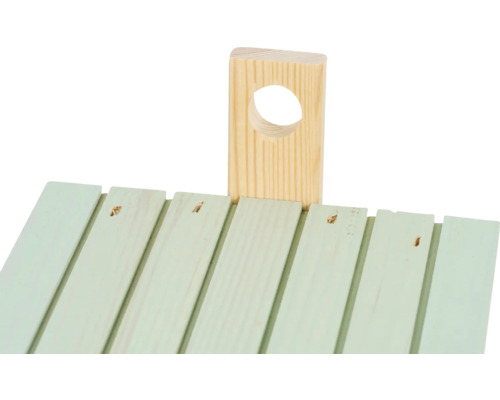 Detailansicht eines hellen Holztabletts mit Griff und Lamellenstruktur