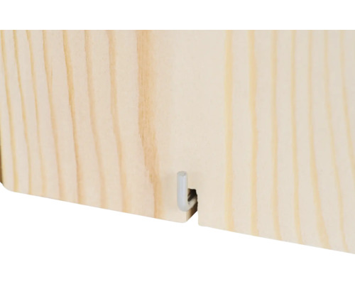 Detailansicht einer Holzplatte mit einem Metallstift zur Befestigung