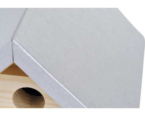 Detailansicht eines Vogelhauses mit Einflugloch und Dach