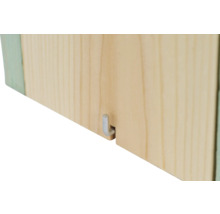 Detailansicht eines Holzregals mit Metallhaken