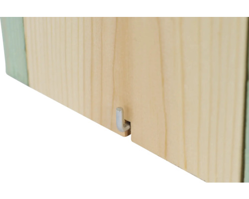 Detailansicht eines Holzregals mit Metallhaken