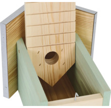 Detailansicht eines Nistkastens aus Holz mit einem runden Eingangsloch.