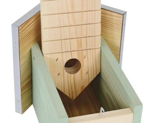 Detailansicht eines Nistkastens aus Holz mit einem runden Eingangsloch.