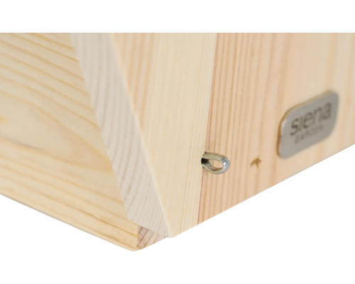 Detailansicht eines Holzprodukts mit Metallöse und Siena Garden Logo