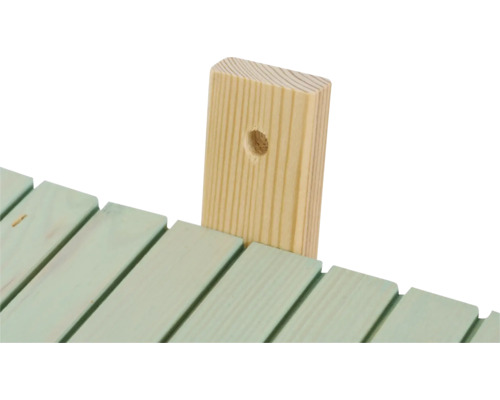 Detailansicht eines Holzrahmens mit Bohrung