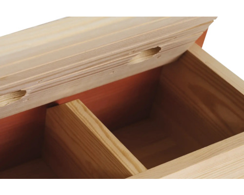 Detailansicht eines Holzkastens mit Fächern