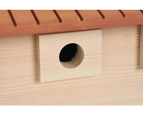 Detailansicht eines Nistkastens mit rundem Eingangsloch