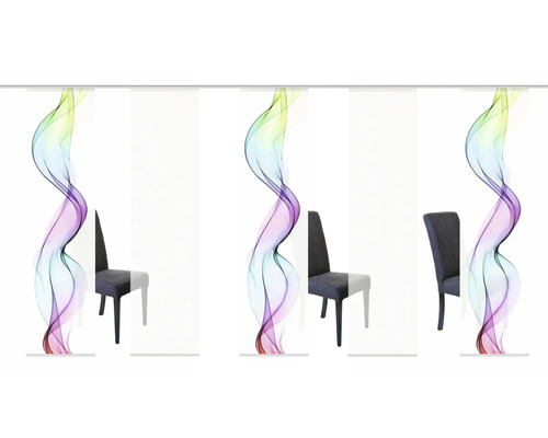 Schiebegardinen mit mehrfarbigem Muster und Stühlen