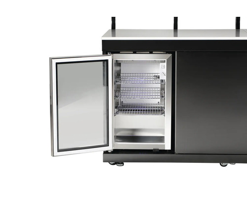 Geöffneter Getränkekühlschrank mit Ablagerost