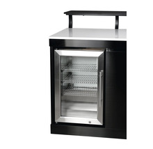 Bar mit Getränkekühlschrank und Ablage