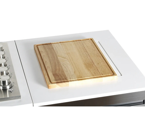 Holzschneidebrett auf einer weißen Küchenarbeitsplatte