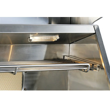 Innenraum eines Edelstahlgrills mit Beleuchtung und Warmhalterost