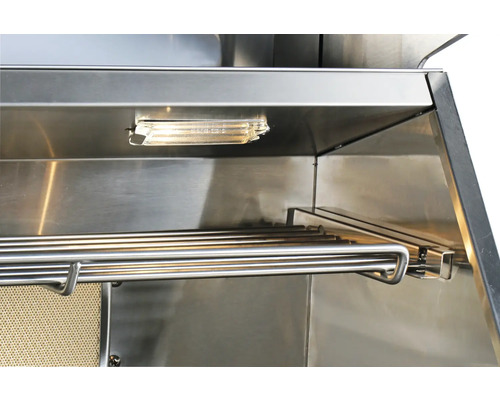 Innenraum eines Edelstahlgrills mit Beleuchtung und Warmhalterost