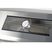 Detailansicht eines Grillthermometers in einem Edelstahlgrill