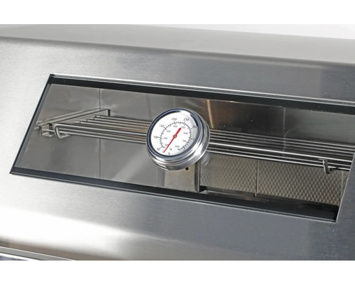 Detailansicht eines Grillthermometers in einem Edelstahlgrill