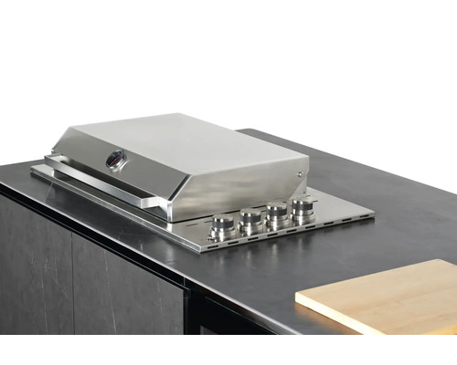 Edelstahl-Einbaugrill mit Bedienknöpfen auf Arbeitsplatte