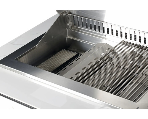 Detailansicht eines Edelstahlgrills mit Grillrost