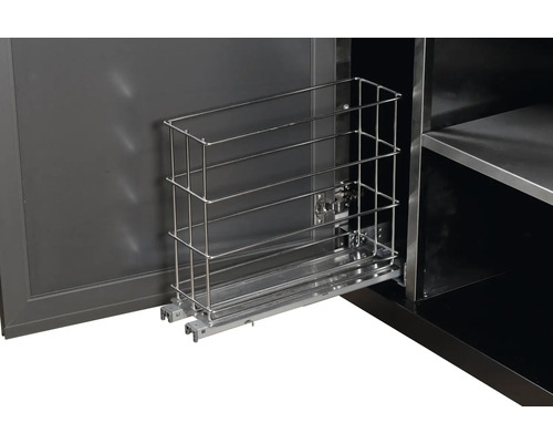 Apothekerschrankauszug aus Metall im geöffneten Küchenschrank