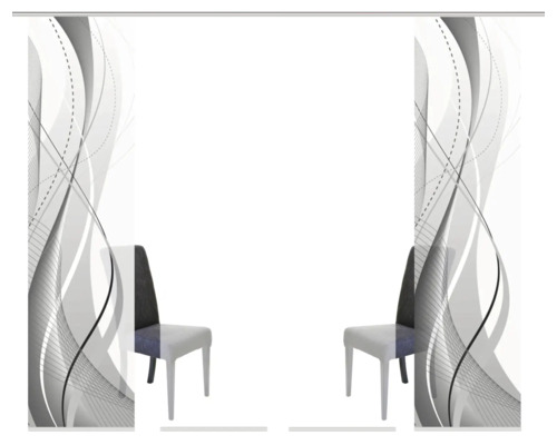 Zwei Schiebegardinen mit abstraktem Muster und zwei Stühle