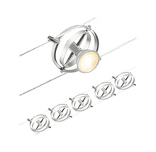 Sechs Leuchten an einem Seilsystem