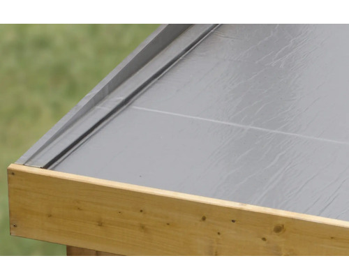 Nahaufnahme einer Dachabdeckung aus Holz und Bitumen für ein Gartenhaus