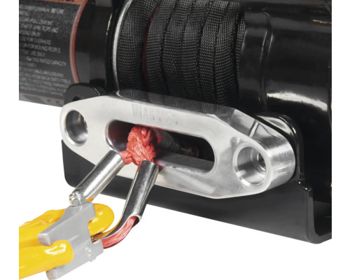 Detailansicht einer Seilwinde mit Drahtseil und Kabelschuhen