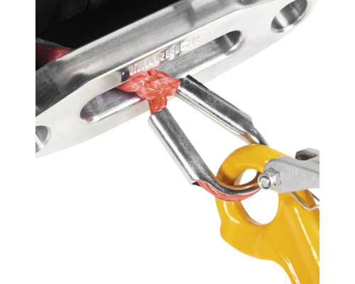 Detailaufnahme einer Umlenkrolle mit Seil und Karabinerhaken