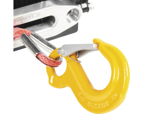 Gelber Schäkel an einer Seilwinde befestigt.