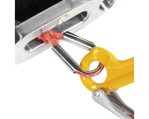 Detailansicht eines Bergegurtes mit Schäkel und Seil