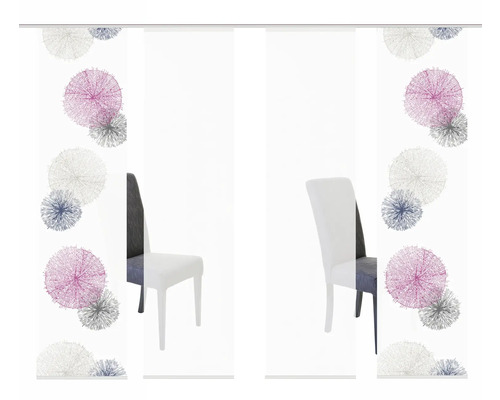 Schiebegardine mit abstraktem Muster und zwei Stühlen