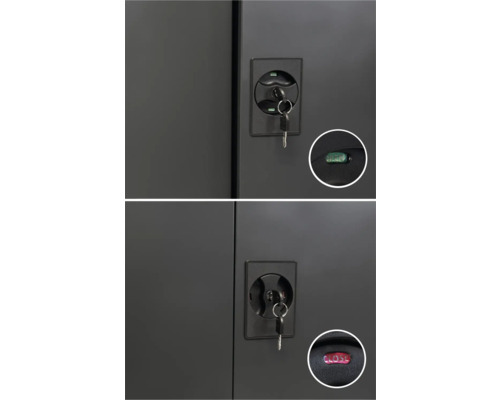 Detailansicht eines verschlossenen und geöffneten Metallschranks mit Schlüssel