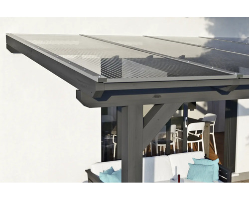 Detailansicht einer Terrassenüberdachung mit Holzrahmen und durchsichtigen Polycarbonatplatten