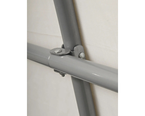 Detailansicht einer Rohrbefestigung mit Schrauben